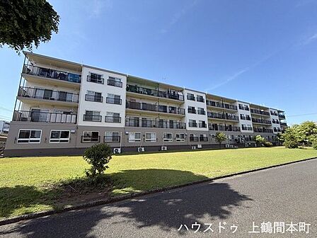 街に調和する、品のあるマンション外観