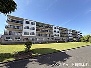 街に調和する、品のあるマンション外観