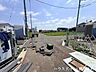 外観：開放感ある街並みと前面道路が、住まい全体をより広く感じさせます。