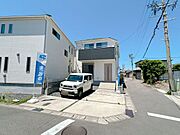 【外観】白をメイン色とした見た目のお家です。