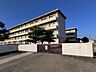 周辺：【小学校】大徳小学校まで徒歩約20分（約1600m）です。お子様が忘れ物をしても、お車ならすぐに届けられる距離です。