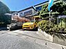 駐車場：【リフォーム中】駐車場　別角度写真です。駐車並列3台止められるよう拡張工事中です。