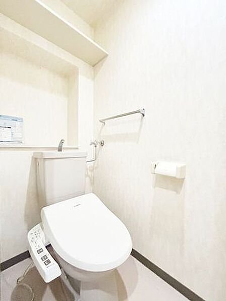 【リフォーム中】トイレは新品交換いたします。その他クロスの張替、マンション用フロアの上張り、照明器具、建具の交換を予定しております。