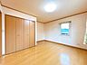 室内：【現況】1階南東側にある約7帖の洋室です。リビングと隣接しているので、扉を開ければ親戚やお客様がたくさん来たときにも便利なお部屋です。