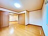 その他：【現況】別アングルから撮影した1階南東側にある約7帖の洋室です。窓から自然光が差し込む明るい洋室。朝も気持ちよく過ごせる快適な空間です。