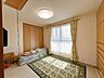 室内：【現況】別アングルから撮影した2階南側にある約6帖の洋室です。部屋には収納があります。ライフスタイルに合わせて自由に使える部屋です。
