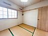 和室：別アングルから撮影した東側にある約4.5畳の和室です。リビングと隣接しているので、扉を開ければ親戚やお客様がたくさん来たときにも便利なお部屋です。