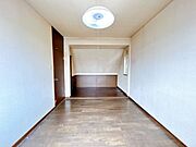 【リフォーム中＿2階南西側約10.5帖洋室】フロアタイル上張、クロス張替、照明交換、建具交換等を行う予定です。十分な広さがある居室となります。