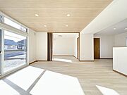 【リフォーム済＿リビング】フロアタイル上張、クロス張替、内サッシ交換、照明交換、建具交換等を行いました。開放的なLDKで一家団欒の時をお過ごしいただけます。