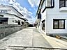 駐車場：【リフォーム済】駐車場の写真です。縦列2台に駐車場を拡張いたしました。軽自動車であればもう1台敷地内に駐車することもできますので、来客時にも便利ですね。