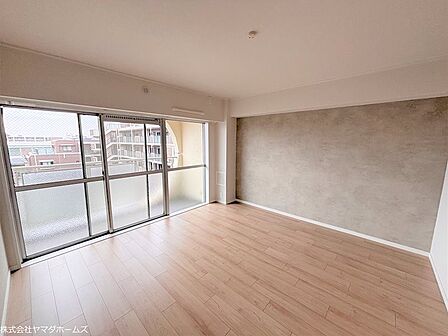 【リフォーム完了】洋室7帖　バルコニーに面したお部屋です。晴れた日に一気にお布団が干せますね♪