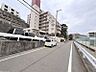 外観：【外観写真】前面道路の道幅は6.5mあるため車での出入りもしやすいですね。