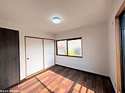 【リフォーム完了】2階洋室4．5帖　収納スペースがありますので、収納場所に困らず室内を綺麗に保てます。