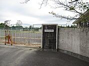 成徳中学校　桑名市東汰上にある公立中学校です。 2310m