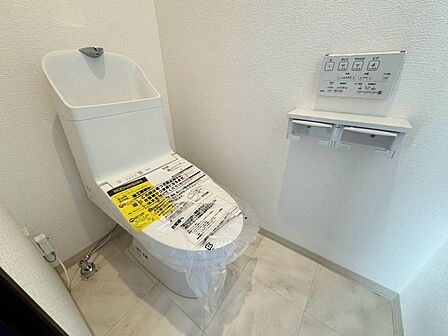 白を基調とした清潔感のあるトイレスペース。温水洗浄機能付き便座を備え、毎日快適にお使いいただけます。シンプルで落ち着いた内装なので、お掃除もしやすく、気持ちよく利用できる空間に仕上がっています。