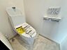 トイレ：白を基調とした清潔感のあるトイレスペース。温水洗浄機能付き便座を備え、毎日快適にお使いいただけます。シンプルで落ち着いた内装なので、お掃除もしやすく、気持ちよく利用できる空間に仕上がっています。