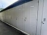 収納：住戸ごとに用意された屋外トランクルーム。タイヤやアウトドア用品、季節家電など、室内に置きにくい物をまとめて収納できます。扉と鍵付きで荷物類を管理しやすく、住まいの収納力を補い、室内をすっきり保てます。