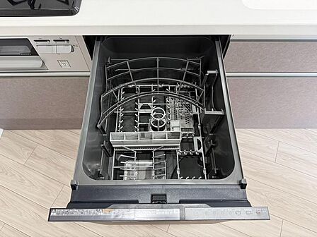 毎日の家事負担を軽減する食器洗乾燥機付き。食後の片付け時間を短縮でき、手洗いに比べて節水も期待できます。家族の時間を大切にしたい方にうれしい設備です。