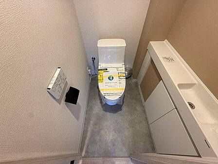 落ち着いて使用できるトイレです。便器まわりのスペースや換気設備、お手入れのしやすさなど、ご案内時に詳しくご説明します。