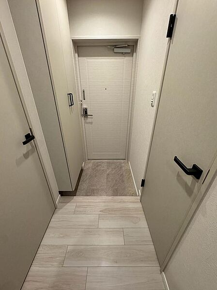 玄関から室内へと続く白と木目調でまとめられた空間!すっきりとした内装が帰宅したご家族を迎えます!廊下から各スペースへのつながりや扉の開閉、荷物を持って出入りする際の動線も、ぜひ現地でお確かめください!