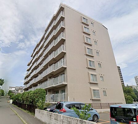 落ち着いた色合いですっきりとした印象のマンション外観。地下鉄東西線「南郷13丁目」駅徒歩3分の好立地で、毎日の通勤・通学にも便利です。周辺には生活利便施設も揃い、快適な暮らしを叶える住環境が魅力です。