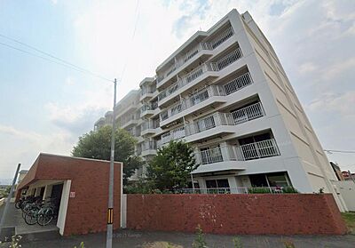 外観:落ち着きある佇まいが印象的なマンション外観。周囲に大きく視界を遮る建物が少なく、開放感のある住環境です。バルコニー面も広く、住戸への採光にも期待できます。毎日の暮らしに馴染む、すっきり整った外観です。 外観:落ち着きある佇まいが印象的なマンション外観。周囲に大きく視界を遮る建物が少なく、開放感のある住環境です。バルコニー面も広く、住戸への採光にも期待できます。毎日の暮らしに馴染む、すっきり整った外観です。