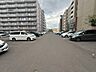 駐車場：建物の前に広がる屋外の平面駐車場。敷地内に駐車区画が並び、日々のお買い物や休日のお出かけにも便利です。車の出し入れや建物までの動線も現地でご確認いただけます。空き状況や利用条件はお問い合わせください。