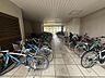 その他：屋内に設けられた駐輪スペース。雨や雪が直接当たりにくく、大切な自転車を保管できます。通勤やお買い物など、自転車を利用する方にうれしい共用設備です。空き状況や利用方法については、お気軽にご相談ください。