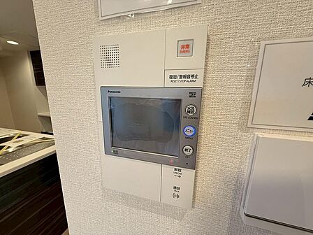 来客者の顔がひと目で確認できるTVモニター付きインターホンを設置!不在時の録画機能や非常ボタンも備え女性や小さなお子様の留守番時も安心です!セキュリティ面に配慮した安全な暮らしを提供します!