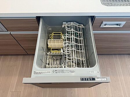 キッチンには後片付けの時間を大幅に短縮できる食洗機を標準装備！手洗いより節水でき高温洗浄で除菌効果も期待できます！食後の家族団らんの時間をより長くゆったりと過ごせます！