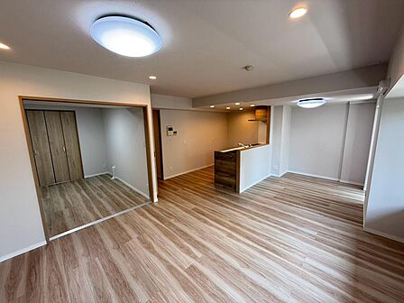 リビングの広さや家具配置、間取り、窓からの眺望までご紹介します。室内全体のつながりや生活動線を確認しながら、新しい暮らしを具体的にイメージしていただけます。