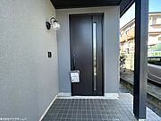 シンプルモダンなデザインのドアです。