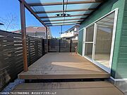 屋根付きで天候を気にせず使えるウッドデッキです。