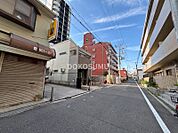 一人暮らしも安心。街灯が明るく、暮らしやすさが息づくエリア。
