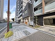一人暮らしも安心。街灯が明るく、暮らしやすさが息づくエリア。