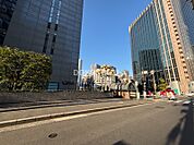 一人暮らしも安心。街灯が明るく、暮らしやすさが息づくエリア。