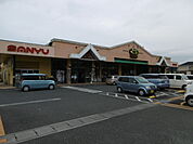 サンユーストアー 新手綱店（614m）