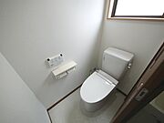 左側（ウォシュレット付き）