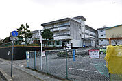 日立市立塙山小学校（387m）