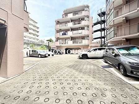 【もう駐車場探しに迷わない】マンション内敷地内にゆとりある駐車スペースを確保。近隣の月極駐車場を探す手間や、雨の日の移動ストレスから解放されます。大切な愛車を、より身近で安心できる場所に。