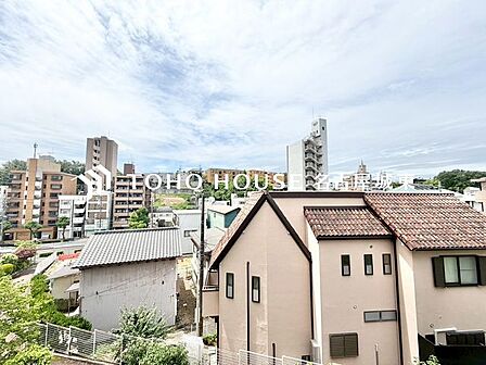 【四季を感じながら】手を伸ばせば触れることが出来そうな風景が、そのままインテリアになったような印象です。その豊かな眺望にふさわしい空間は、通風・採光も優れ、心地よい光と風が溢れます。