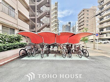 【敷地のゆとりが生む、整然とした景観。】駐輪スペースが十分に確保されているため、通路やエントランス付近が自転車で溢れることもありません。利便性のある共用部は、住む人の心にもゆとりを与えてくれます。