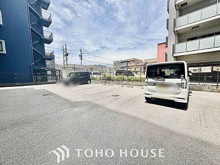 【もう駐車場探しに迷わない】マンション内敷地内にゆとりある駐車スペースを確保。近隣の月極駐車場を探す手間や、雨の日の移動ストレスから解放されます。大切な愛車を、より身近で安心できる場所に。