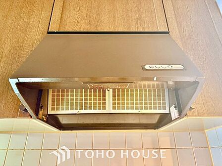 【レンジフード】見た目すっきりのスリムタイプのレンジフードが最近の流行りです。そのスタイリッシュな見た目からインテリアの一部としてもデザイン性が重視されています。掃除のし易さも◎。