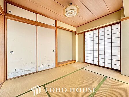 【古き良き日本文化】和室があることで落ち着きと癒しの空間が生まれます。来客時の客室としても利用できますし、お子様のプレイルームやお昼寝に最適なお部屋です。