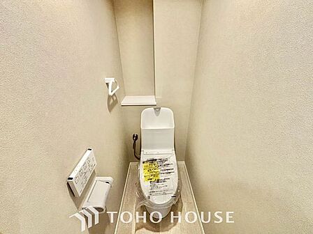 【ピカピカ♪新品】トイレ関係の設備も一新されています。もちろん温水洗浄機能付き便座です。気になる水周り関係が新しくなっていると、気持ちよく新生活が始められますね。