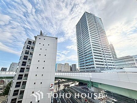 【四季を感じながら】手を伸ばせば触れることが出来そうな風景が、そのままインテリアになったような印象です。その豊かな眺望にふさわしい空間は、通風・採光も優れ、心地よい光と風が溢れます。