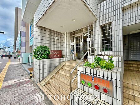 【お家へ帰ろう】ここに住まわれる人にだけに許された専用のエントランス。我が家に帰ってきた安心感を与えてくれる最初のプライベート空間です。