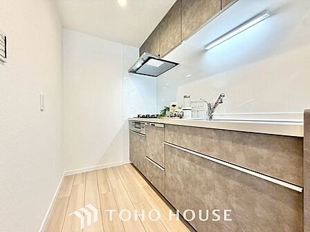 【夫婦でなかよく】作業スペースを多くとった対面キッチン。ふたり並んでキッチンに立っても調理がしやすくゆとりある広さ。食器類もすっきりと片付く収納力が期待できます。家事をしながら会話も弾みます。