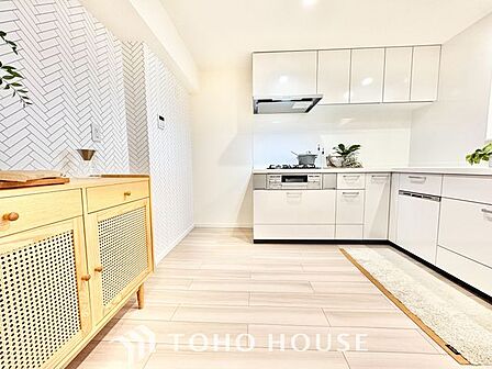 【美味しいゴハン】大型の冷蔵庫やレンジボードもしっかり置ける広々としたキッチンスペースが大事。ゆとりある空間で作業ができるとお料理の腕も日に日に上がりそうな気がしてきます。